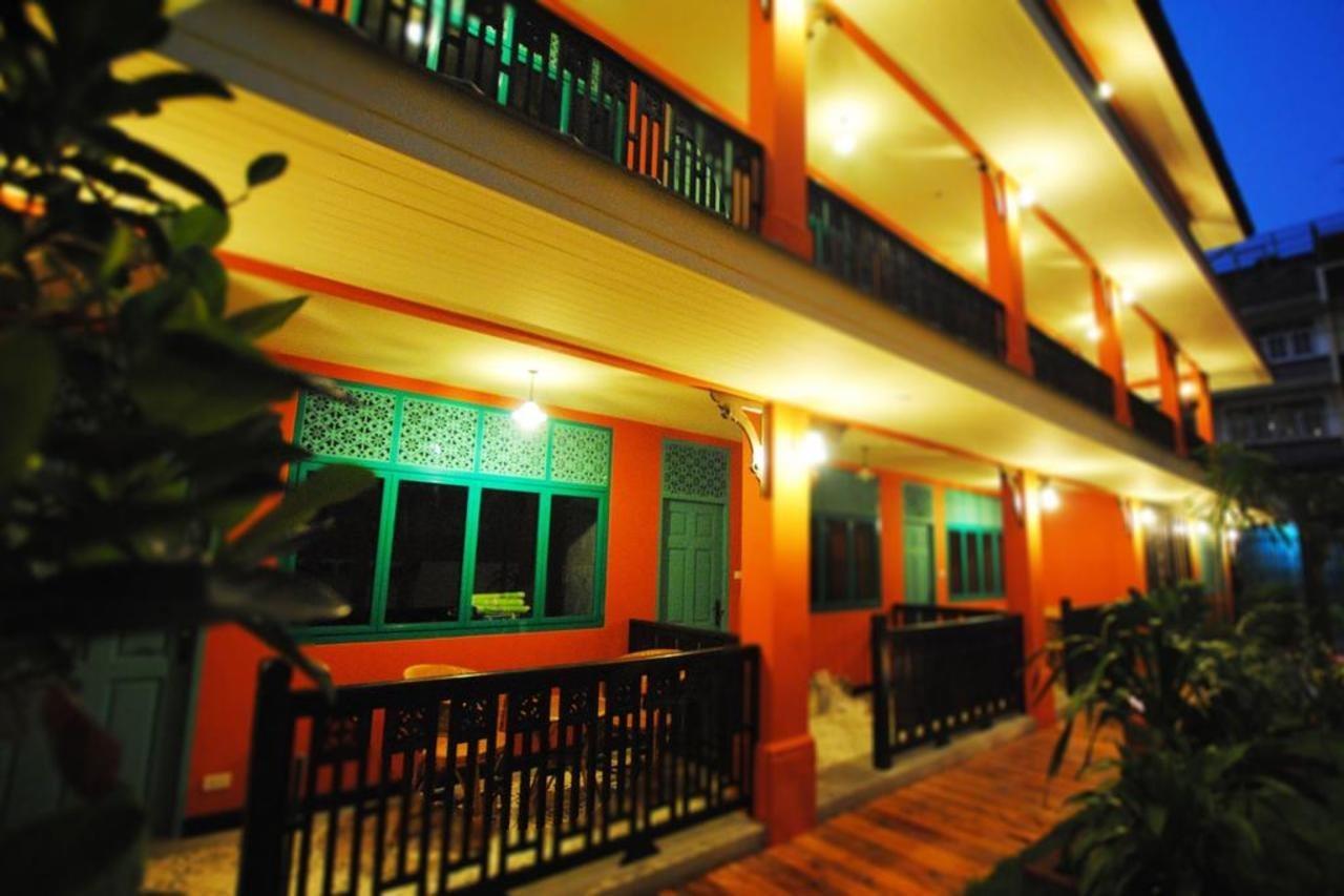 Focal Local Bed & Breakfast Bangkok Bagian luar foto
