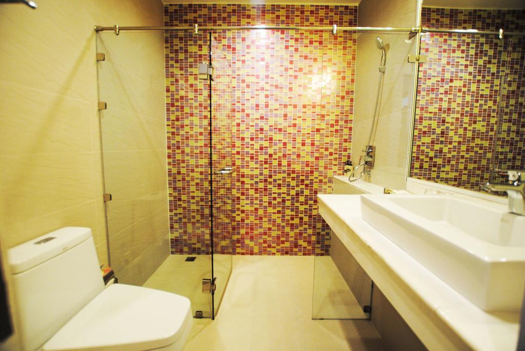 Focal Local Bed & Breakfast Bangkok Bagian luar foto