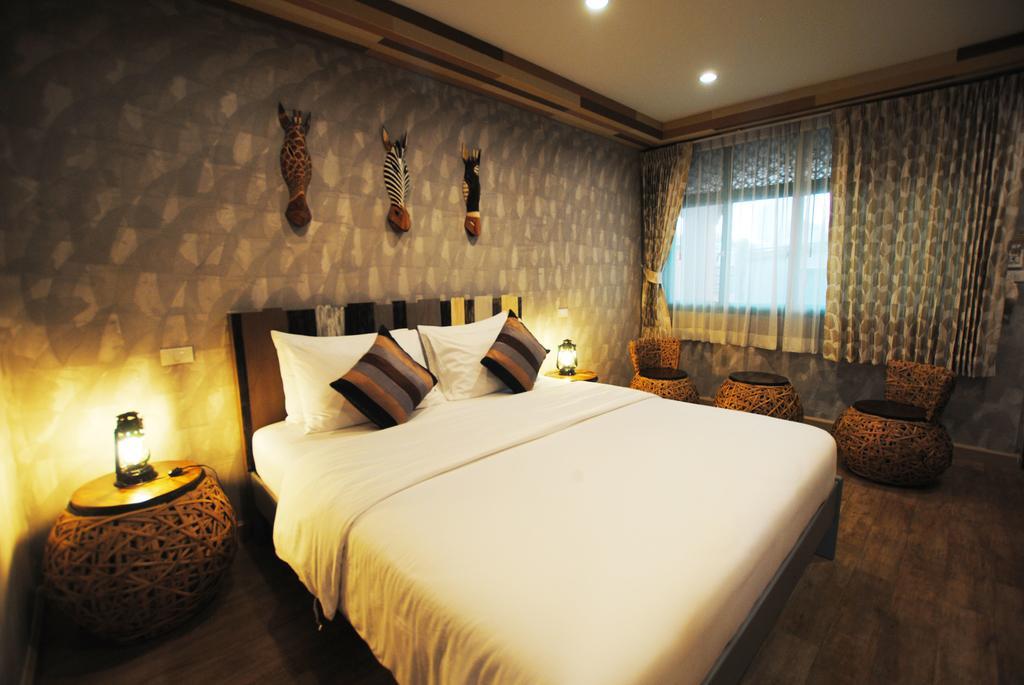 Focal Local Bed & Breakfast Bangkok Bagian luar foto