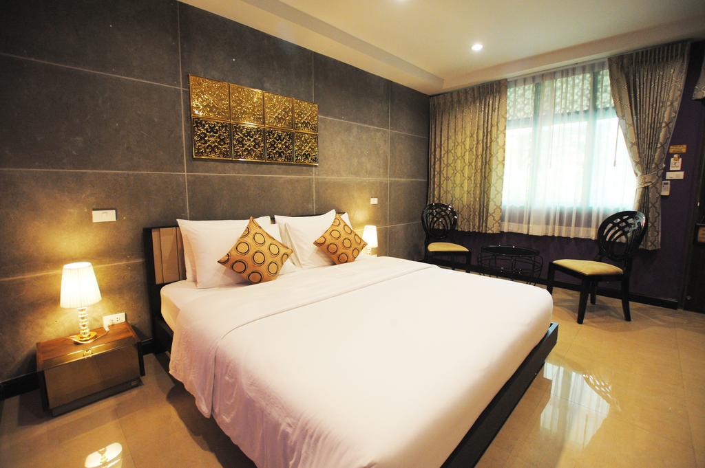 Focal Local Bed & Breakfast Bangkok Bagian luar foto
