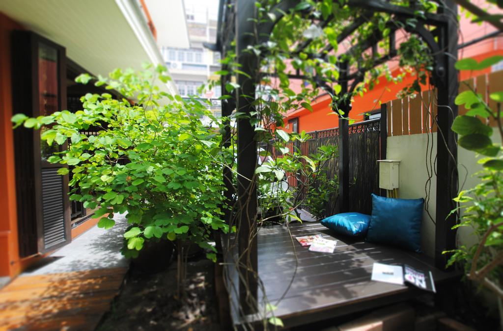 Focal Local Bed & Breakfast Bangkok Bagian luar foto