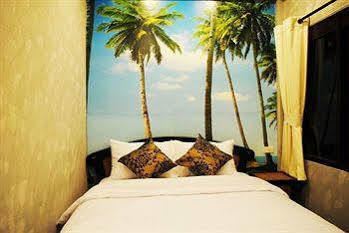 Focal Local Bed & Breakfast Bangkok Bagian luar foto