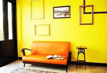 Focal Local Bed & Breakfast Bangkok Bagian luar foto